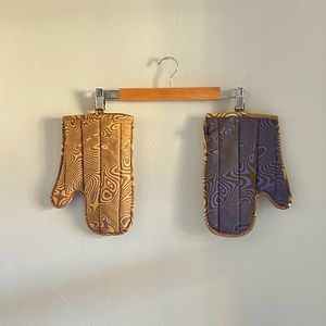 Baggu Trippy Swirl Oven Mitts